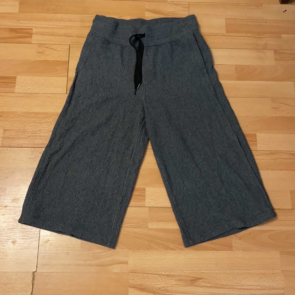 Lululemon wide leg, Capri length, size 8.  Super cute with tall boots!